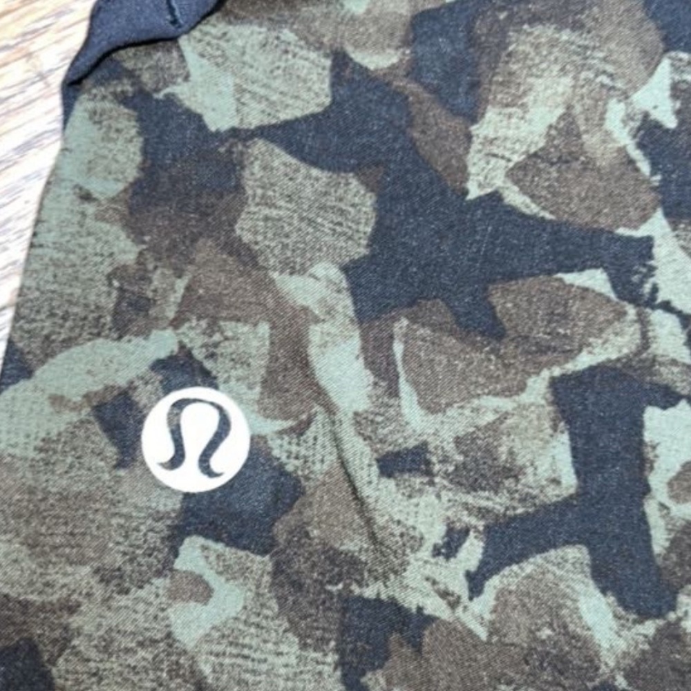 Lululemon - Picture 3 of 3